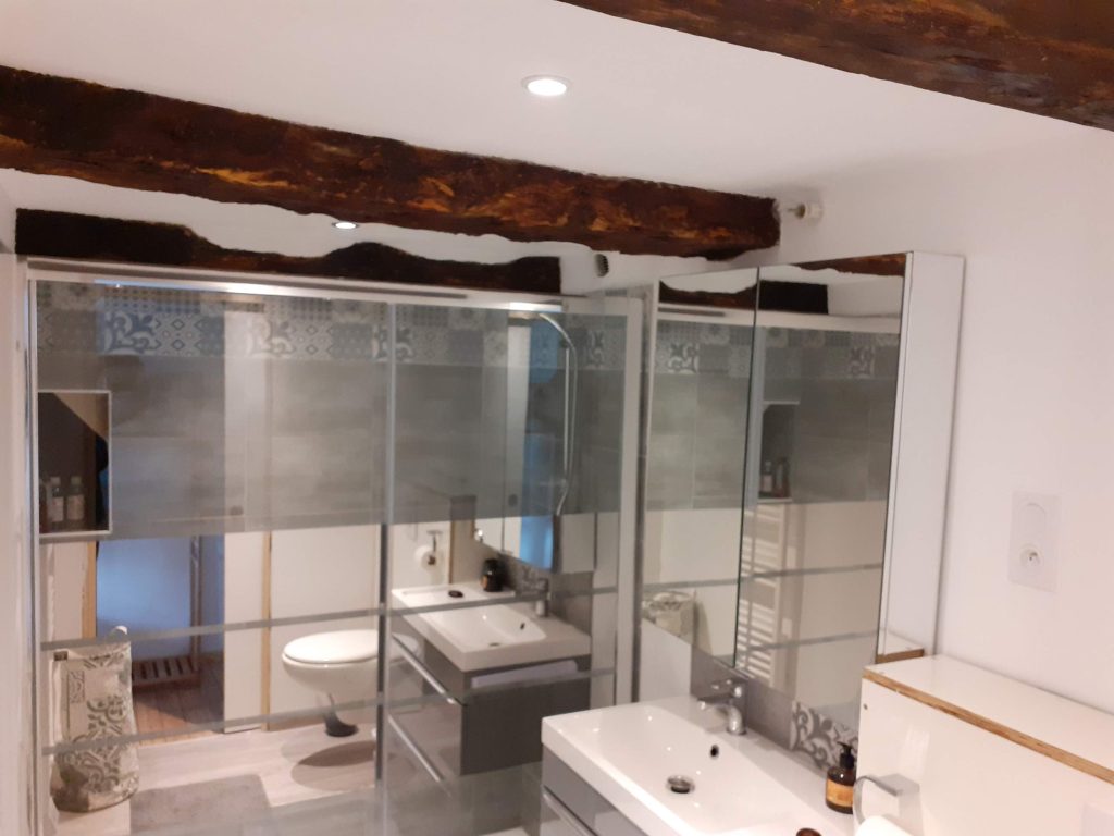 salle de bains privative à le bonheur est en bretagne à rouillac