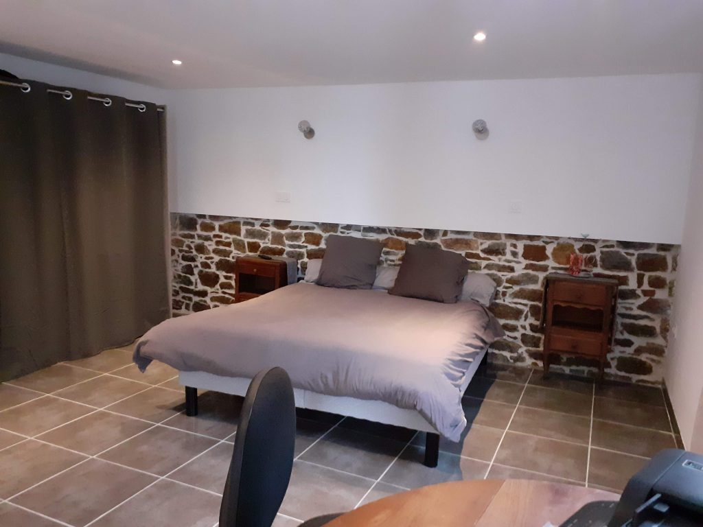 maison d'hotes repas table d'hotes à rouillac 22250 le bonheur est en bretagne chambres d'hotes gite de charme avec piscine et spa
chambre accessible aux PMR avec salle de bains privative