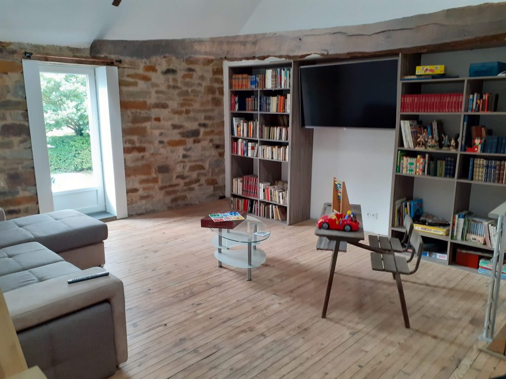 maison d'hotes repas table d'hotes à rouillac 22250 le bonheur est en bretagne chambres d'hotes gite de charme avec piscine et spa grand salon avec Netflix