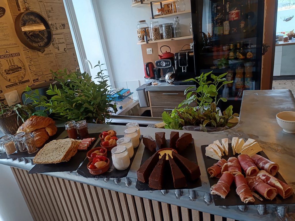 petit déjeuner inclus dans le prix maison d'hotes repas table d'hotes à rouillac 22250 le bonheur est en bretagne chambres d'hotes gite de charme avec piscine et spa