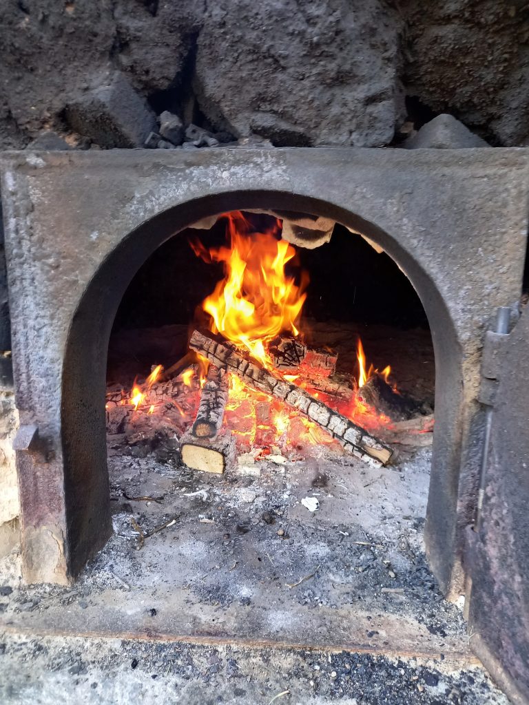 four à pain cuisson au feu de bois à le bonheur est en bretagne maison d'hotes repas table d'hotes à rouillac 22250 le bonheur est en bretagne chambres d'hotes gite de charme avec piscine et spa